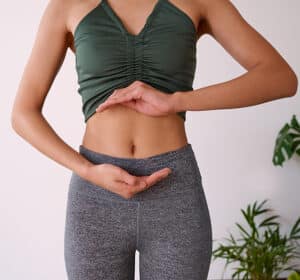 MICROBIOTA4 Se estima que la microbiota humana alberga más de 2776 especies diferentes divididas en 11 filos, siendo las bacterias pertenecientes a los filos proteobacterias, firmicutes, bacteroidetes y actinobacterias el 90% del total (Bilen et al., 2018).